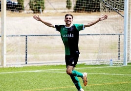 Adri Maya celebra el 0-2 para el Gévora en Campanario.