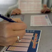 El error de dejar que la máquina escoja tus números de lotería