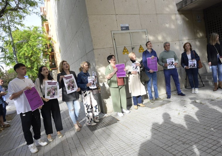 Vecinos y allegados de Chavero que han venido desde Monesterio esta mañana.