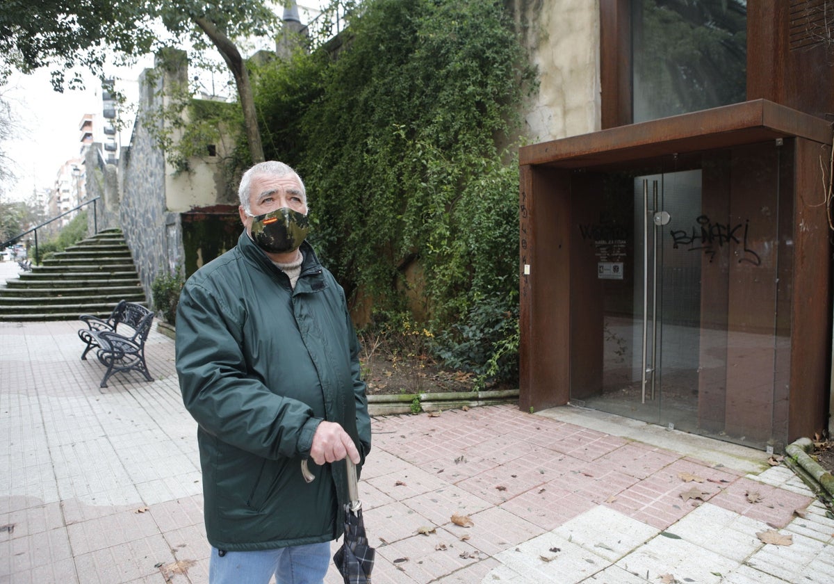 Un usuario ante el baño público de Gloria Fuertes. Con el remanente está previsto ampliar la red de urinarios de la ciudad.