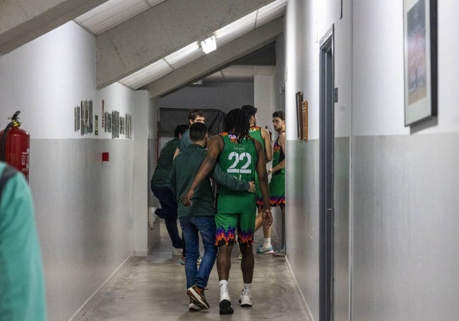 Los jugadores del Cáceres se dirigen desolados al vestuario una vez consumado el descenso ante el Ourense.