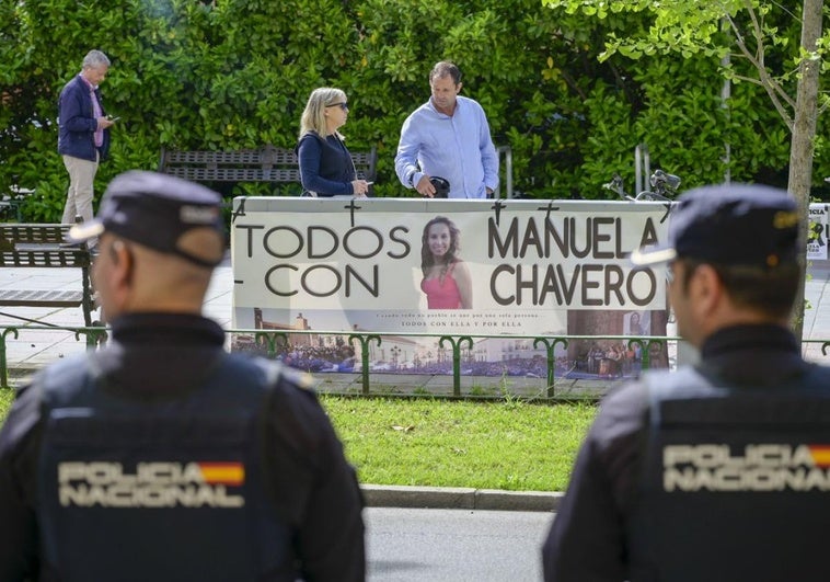 Los vecinos de Manuela Chavero colocan una pancarta frente a la Audiencia.