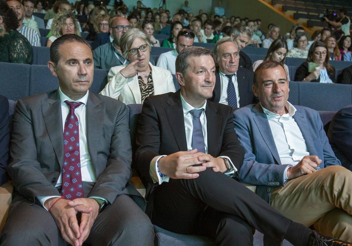 Benito Román, en el centro, esta mañana en el Palacio de Congresos de Mérida, durante el IX Congreso regional de CSIF Extremadura.