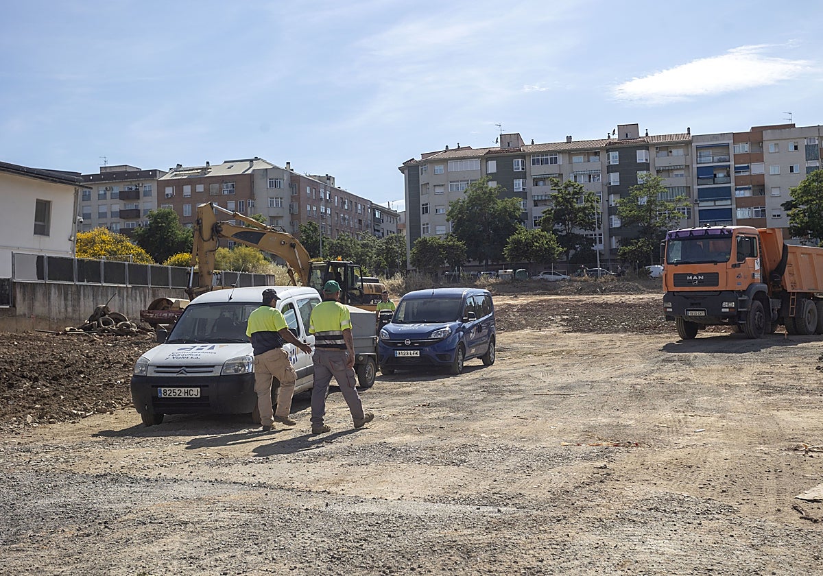 Primeros trabajos y movimientos de tierra en el nuevo parking, que unirá las barriadas de Las 300 y el Nuevo Cáceres.