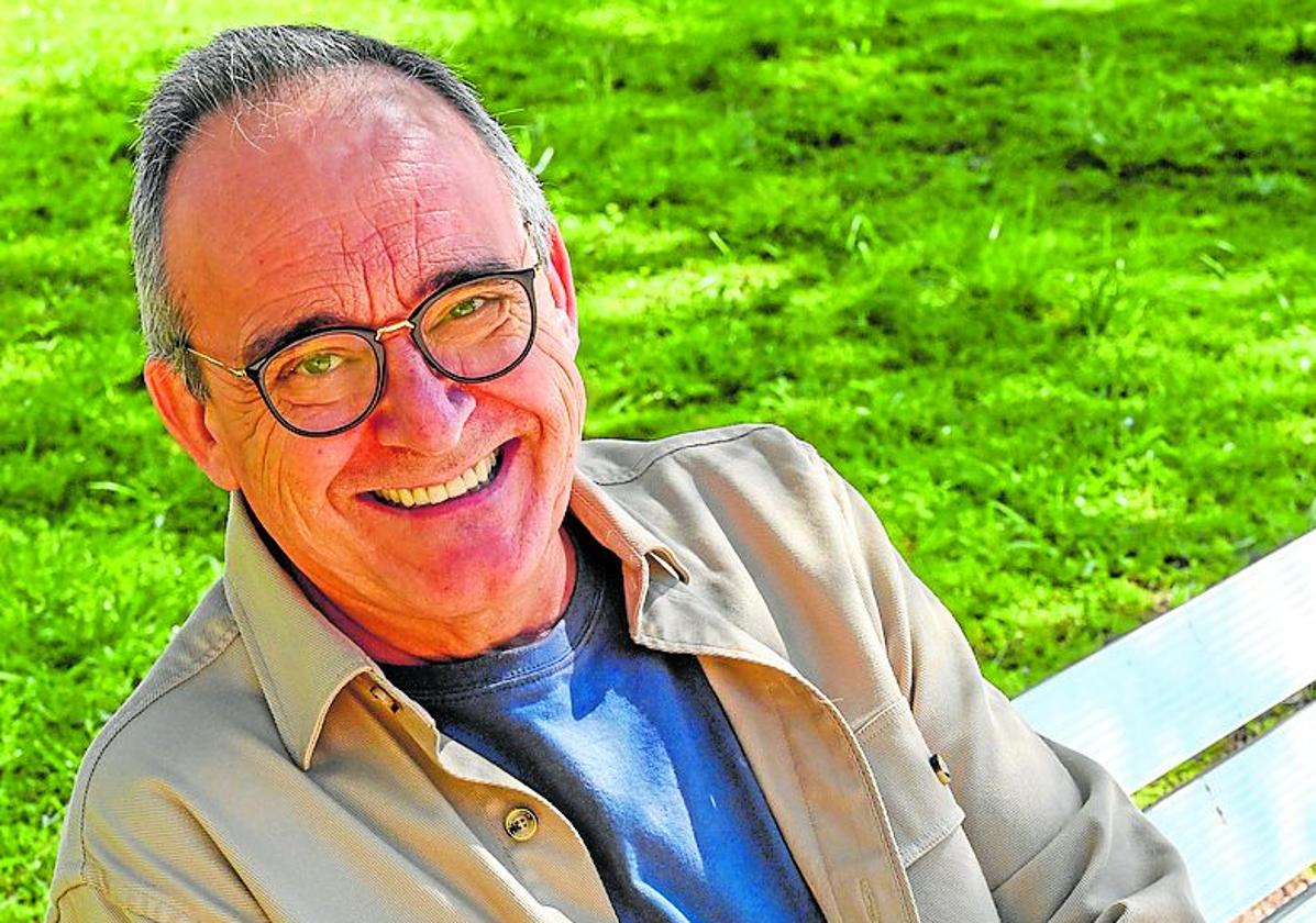 Carlos Pajuelo en el parque de la margen derecha del Guadiana.