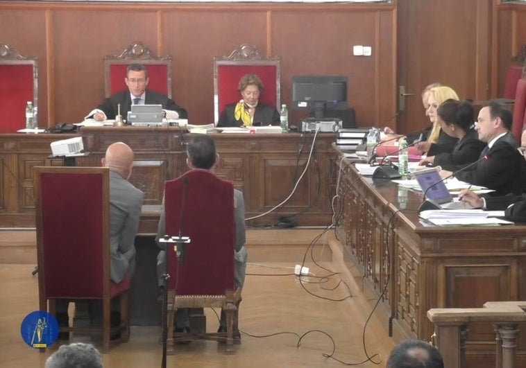 Los dos miembros de la UCO testificando en la sala.