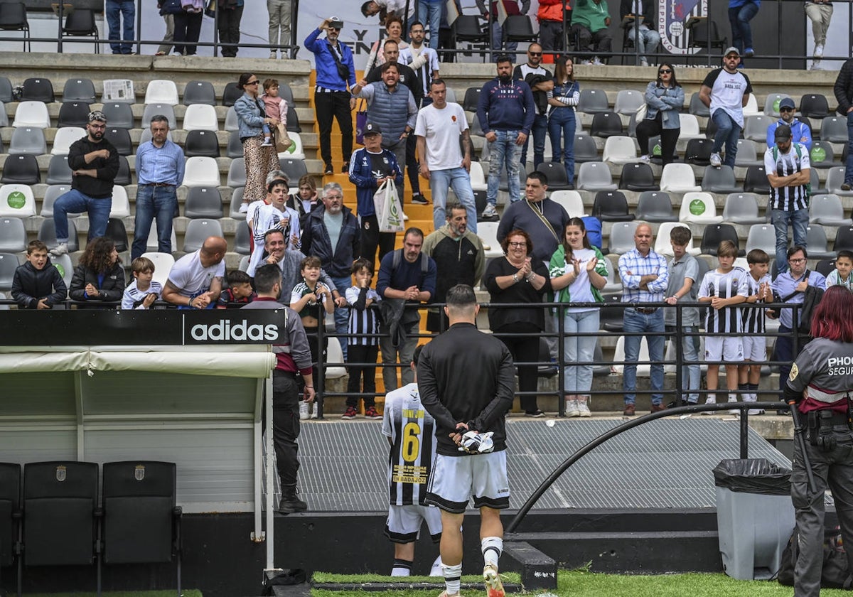 La afición del Badajoz despide a los jugadores en el último partido en el Nuevo Vivero.