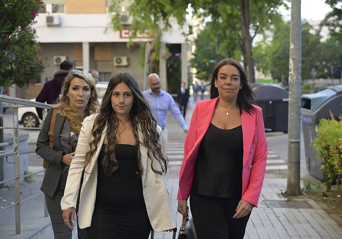 Patricia Catalina (derecha), la abogada de la Asociación Clara Campoamor, llega al juzgado.