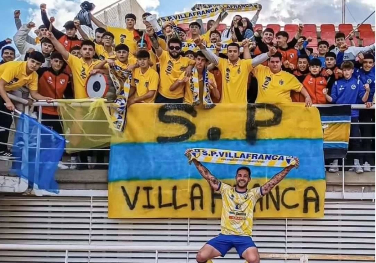 Celebración con la grada del Municipal de Villafranca esta temporada.