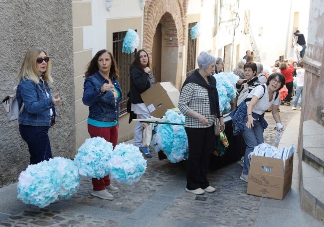 Colocación de adornos en Caleros para la bajada de la Virgen de la Montaña.