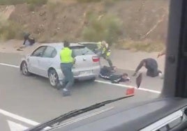 Momento de la detención de los cuatro atracadores tras la peligrosa persecución por la A-66.