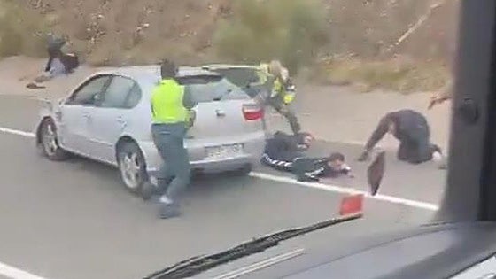 Así fue el espectacular arresto en la A-66 de los atracadores tras embestir un coche de la Guardia Civil