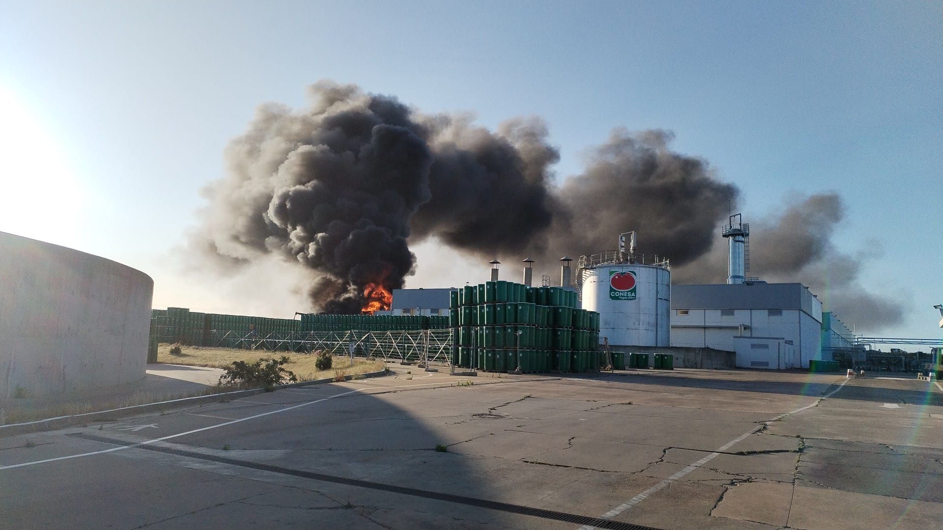 Imágenes del desarrollo del incendio en la fábrica de tomates Conesa de Miajadas