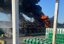 El incendio en la fábrica de tomate de Conesa en Miajadas afecta a una zona de máquinas y bidones