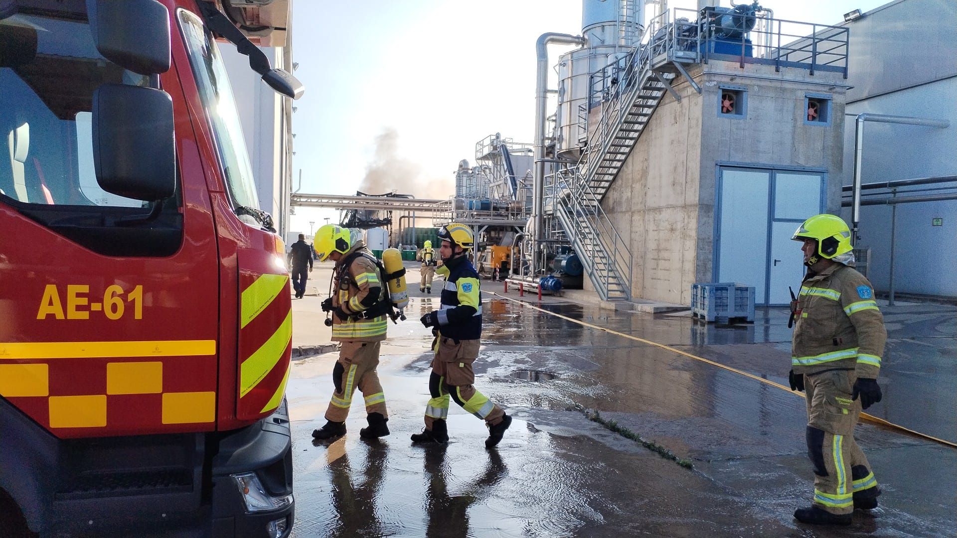 Imágenes del desarrollo del incendio en la fábrica de tomates Conesa de Miajadas