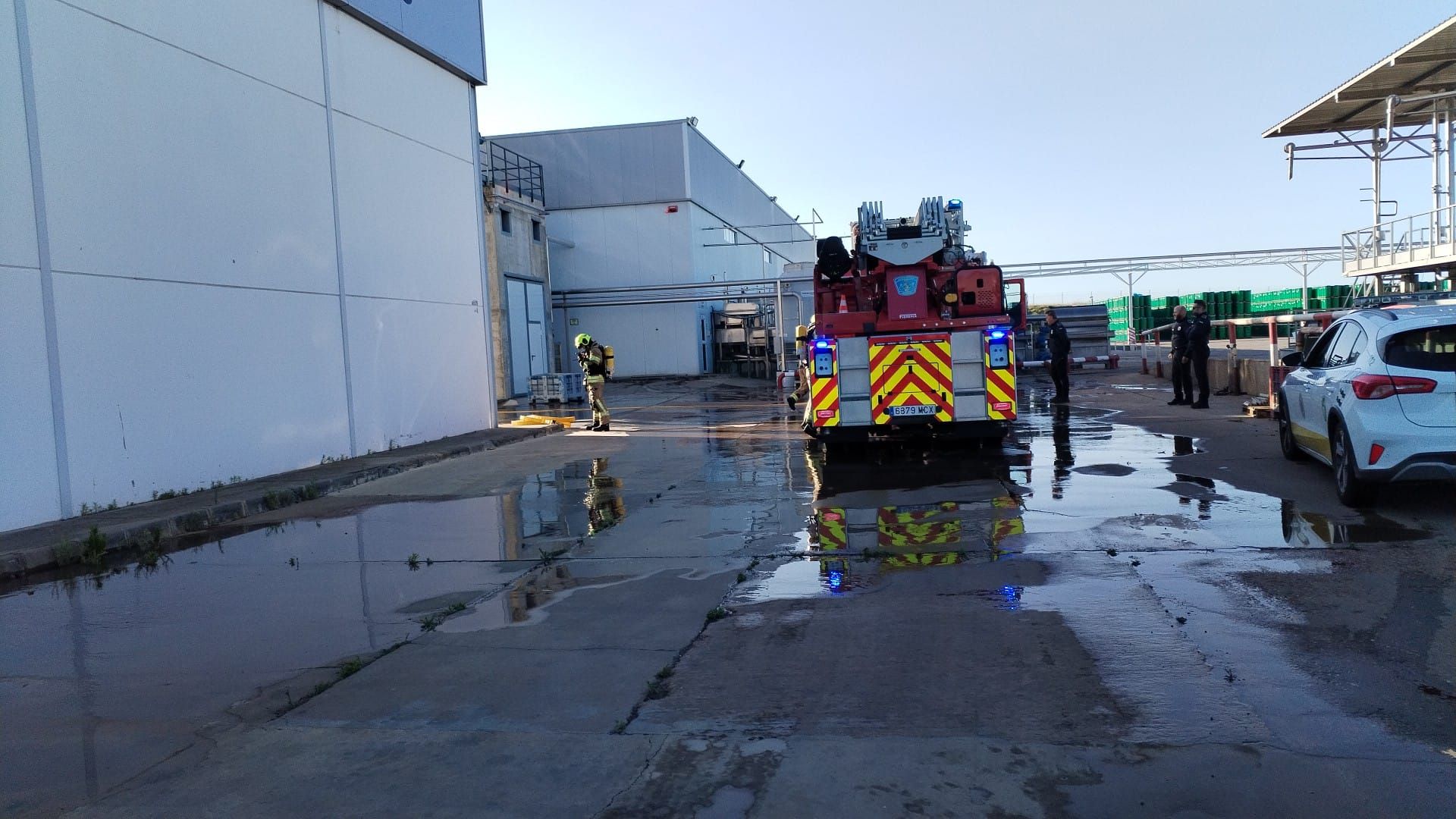 Imágenes del desarrollo del incendio en la fábrica de tomates Conesa de Miajadas