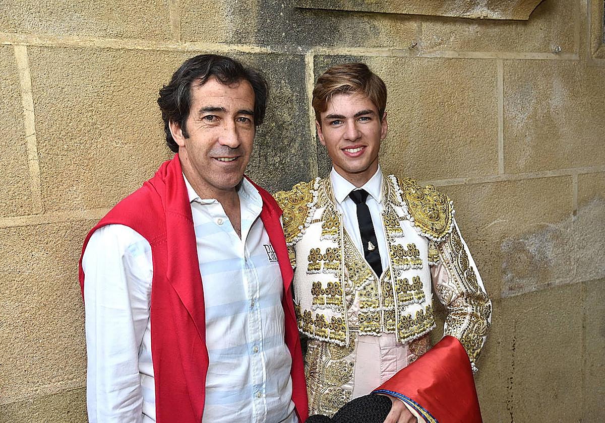 Juan Mora junto a su sobrino Alejandro Mora en el patio de cuadrillas de la plaza de toros Plasencia.