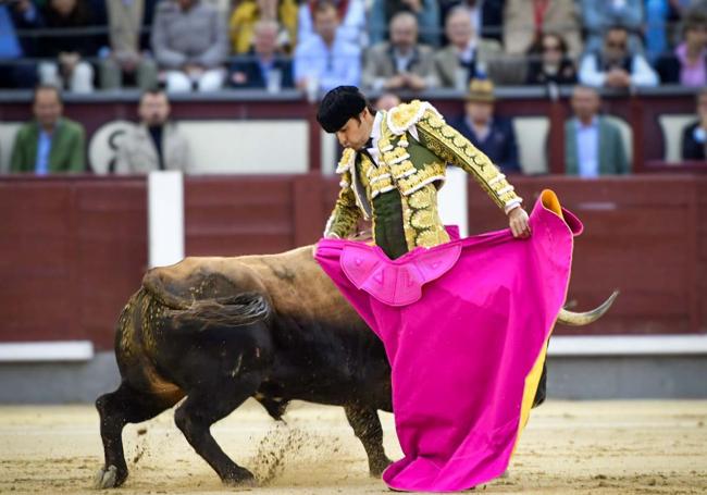 Perera en un lance de la quinta corrida de la Feria de San Isidro.