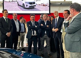 El consejero de Economía, Empleo y Transformación Digital, Guillermo Santamaría, junto al alcalde de Badajoz, Ignacio Gragera, y otras personalidades.