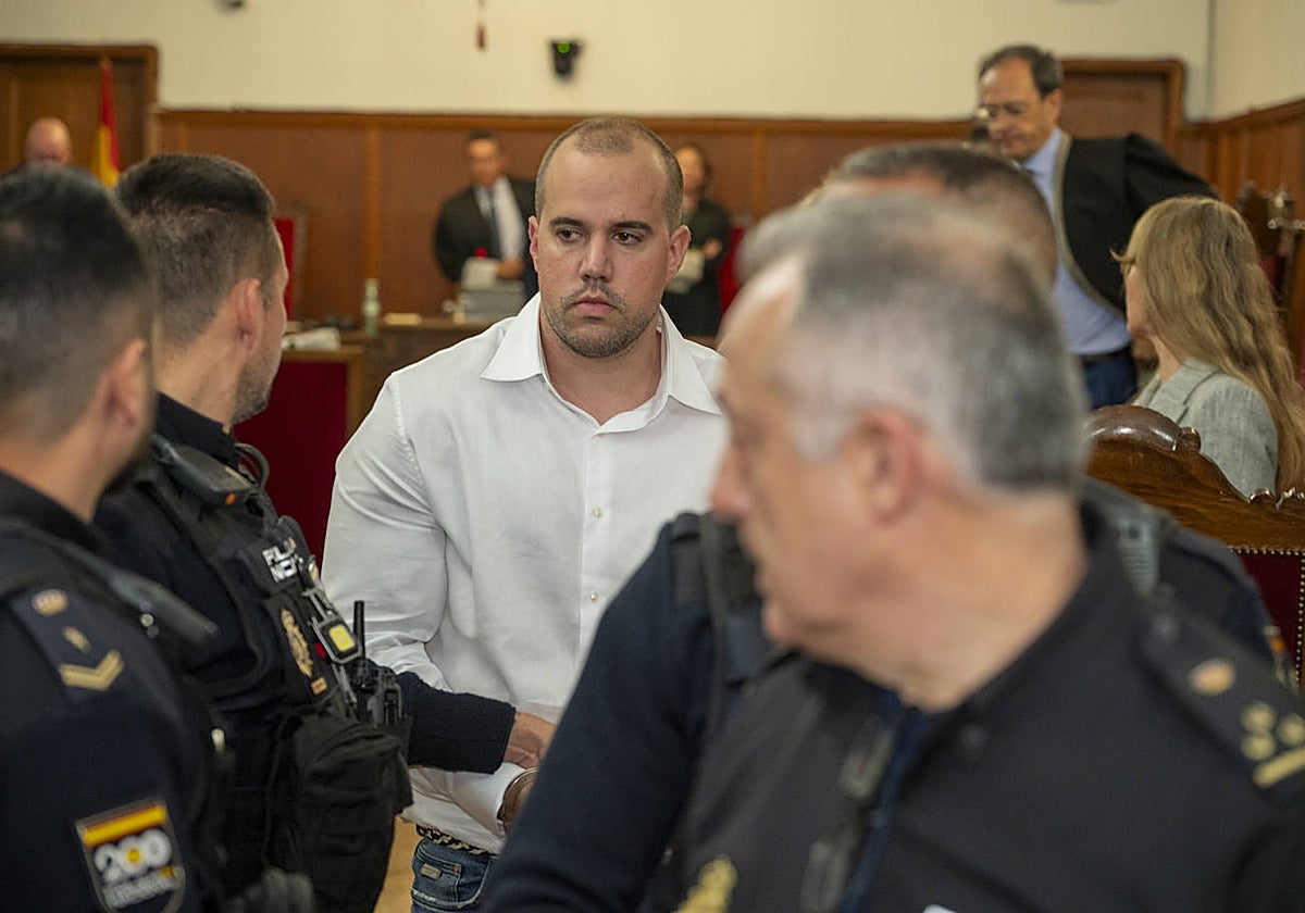 Eugenio Delgado es sacado de la sala de vistas tras escuchar el veredicto.