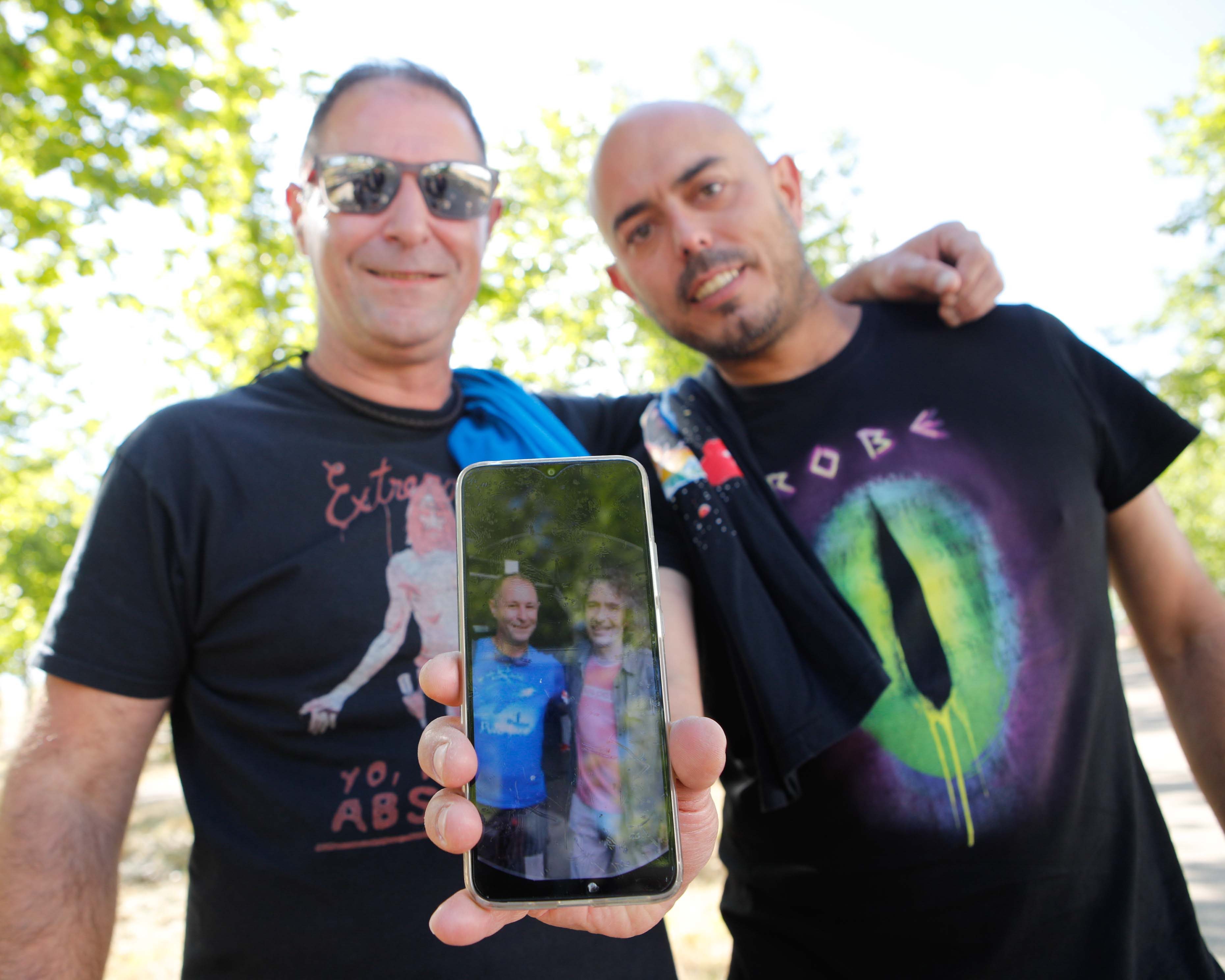 Fotos | Así viven la previa del concierto en Cáceres los fans de Los Robe (II)