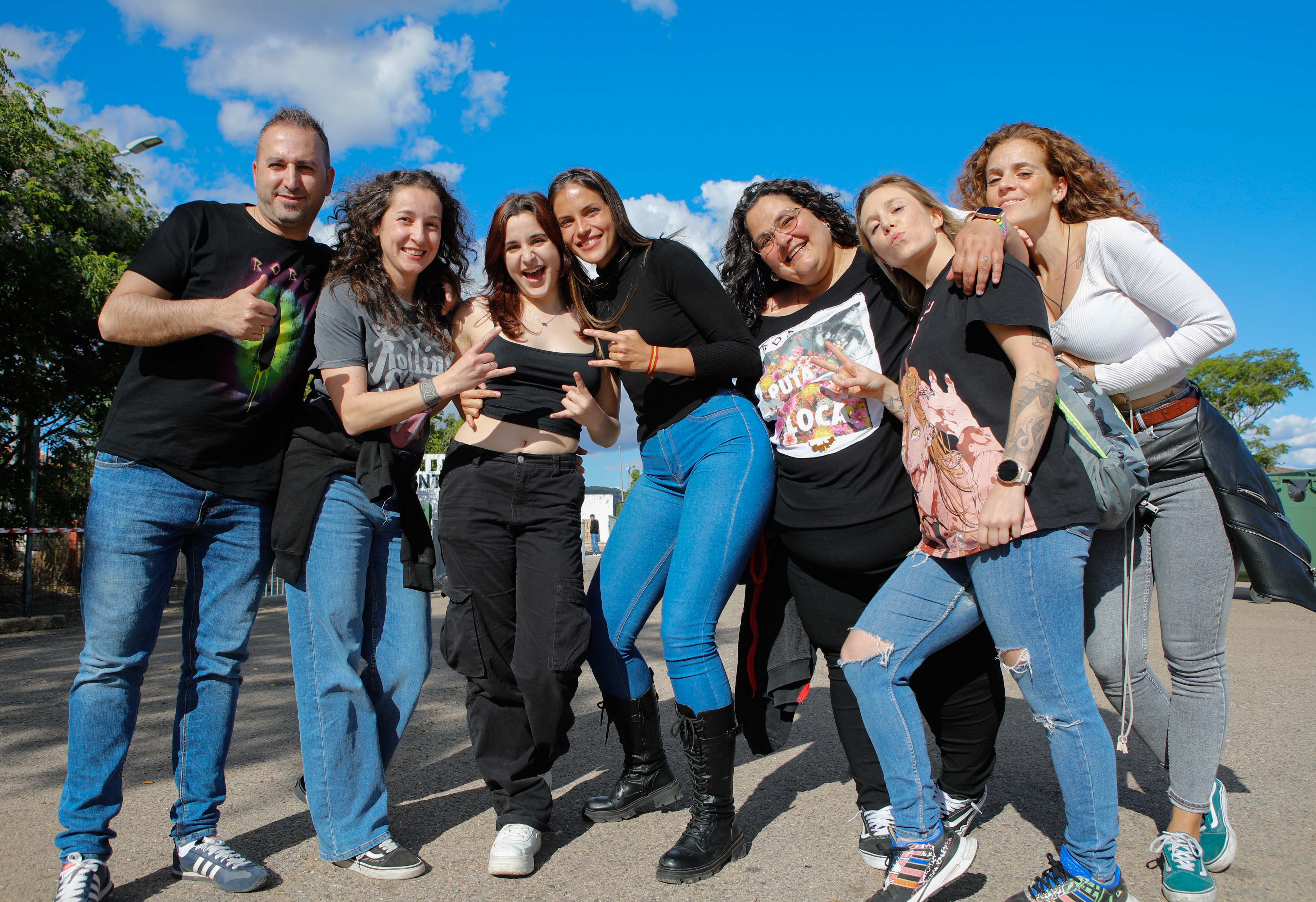 Fotos | Así viven la previa del concierto en Cáceres los fans de Los Robe (II)