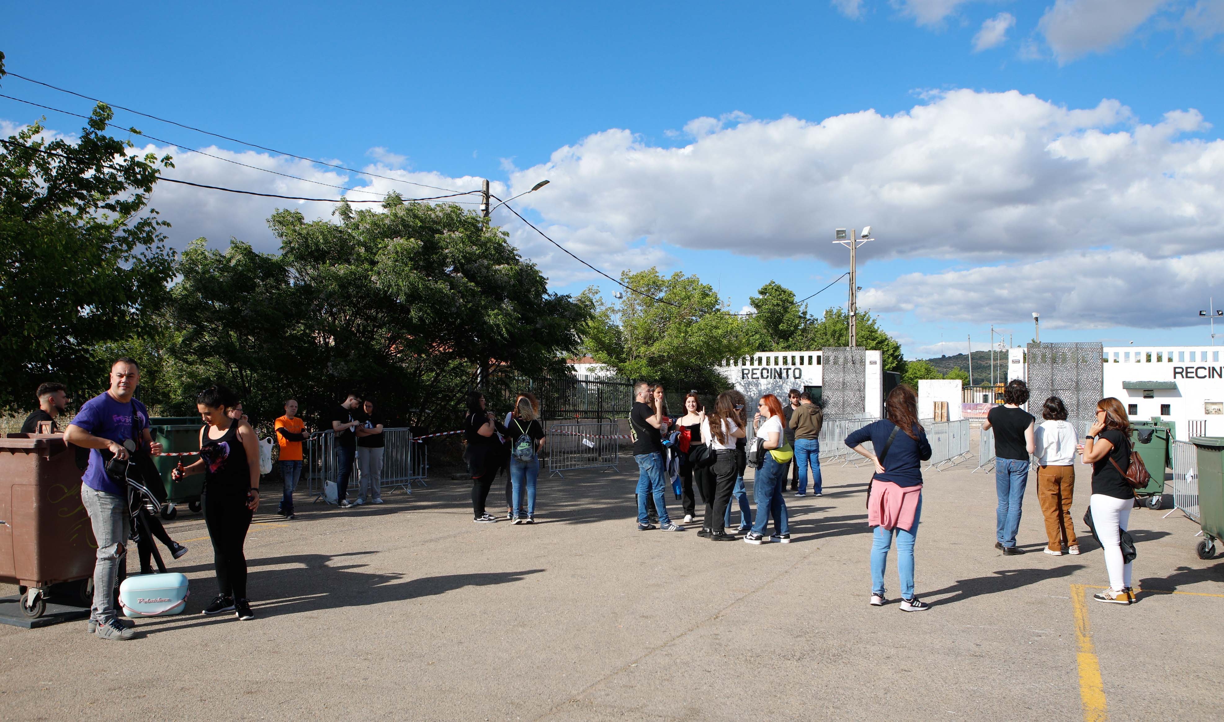 Fotos | Así viven la previa del concierto en Cáceres los fans de Los Robe (II)