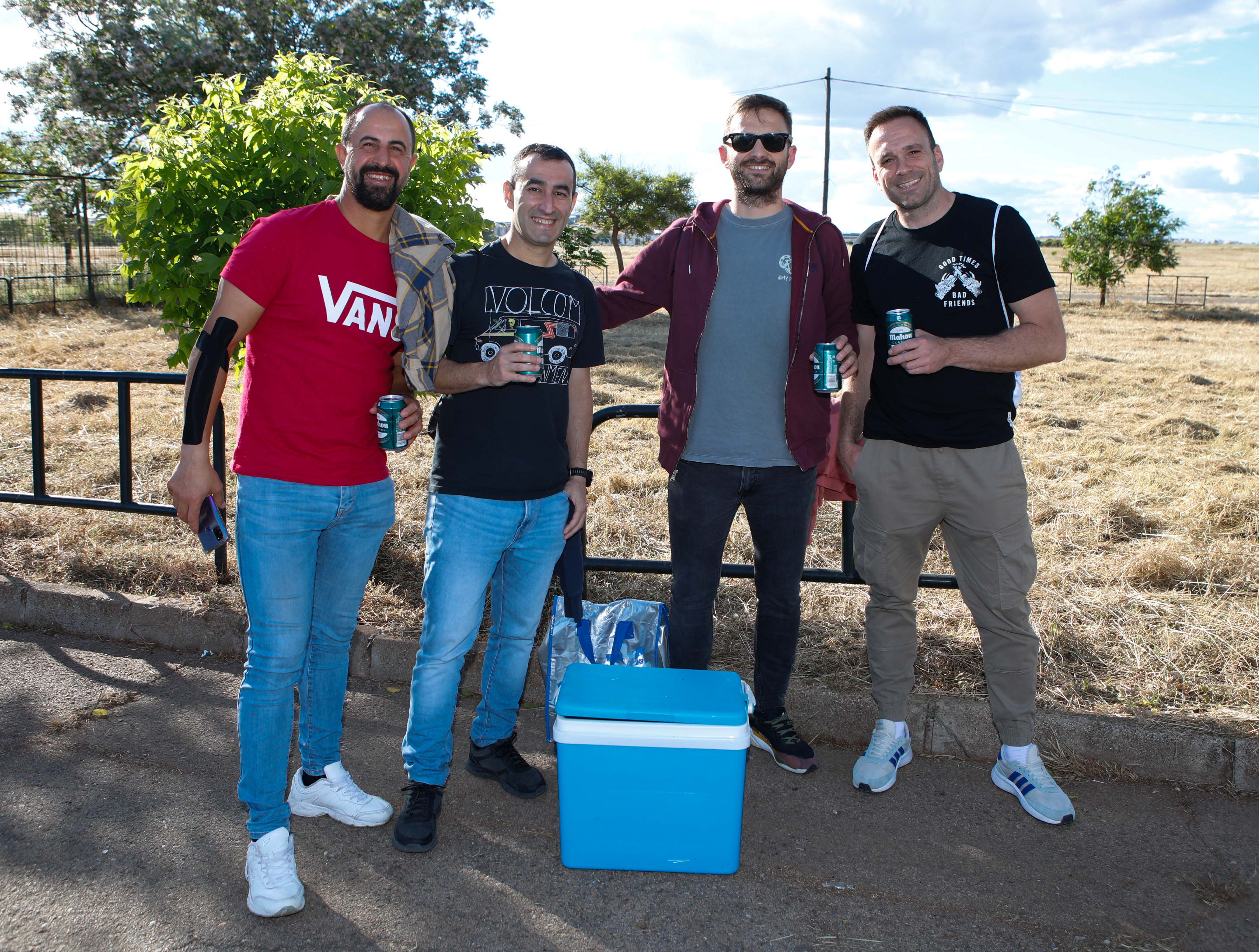 Fotos | Así viven la previa del concierto en Cáceres los fans de Los Robe (II)