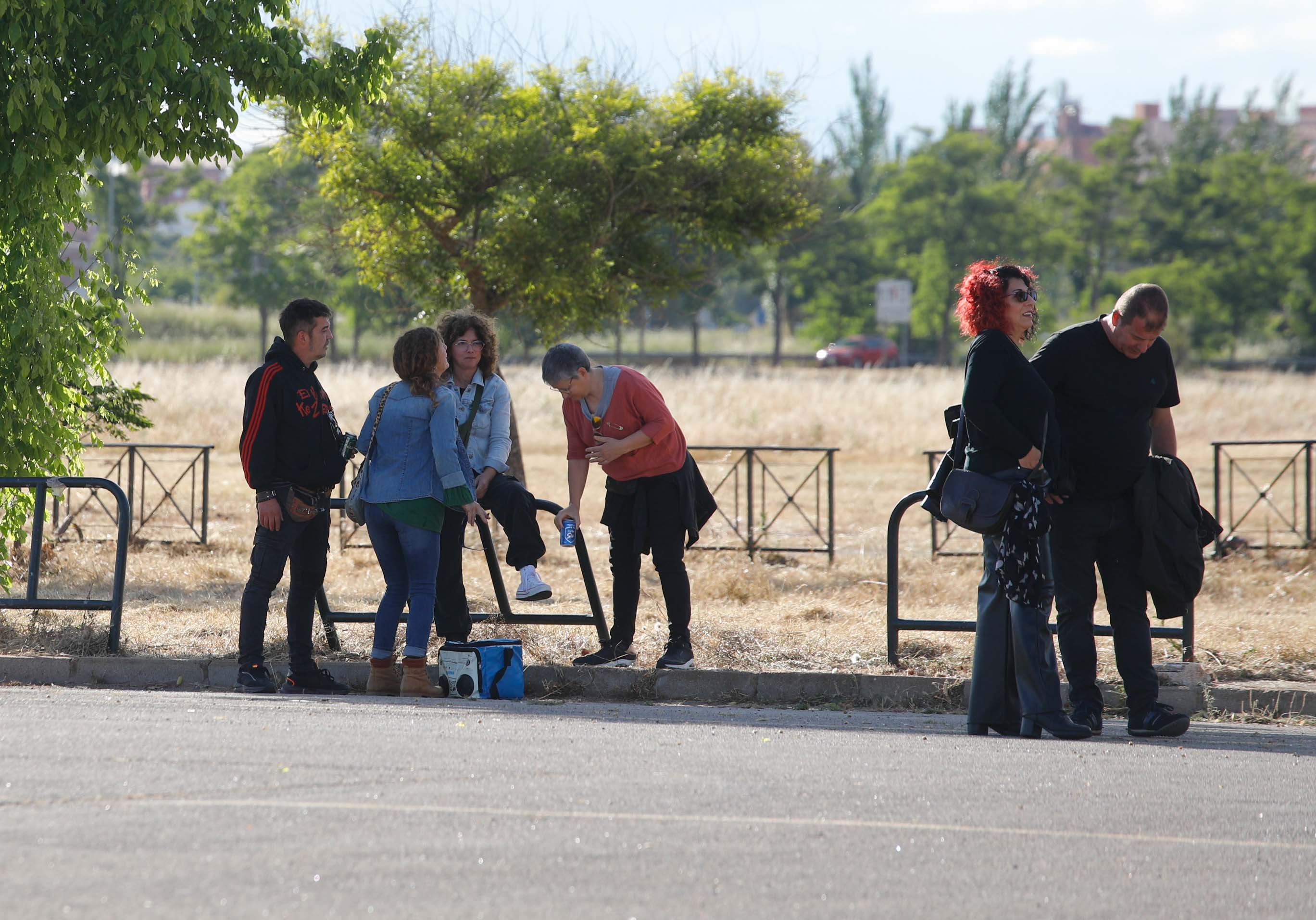 Fotos | Así viven la previa del concierto en Cáceres los fans de Los Robe (I)