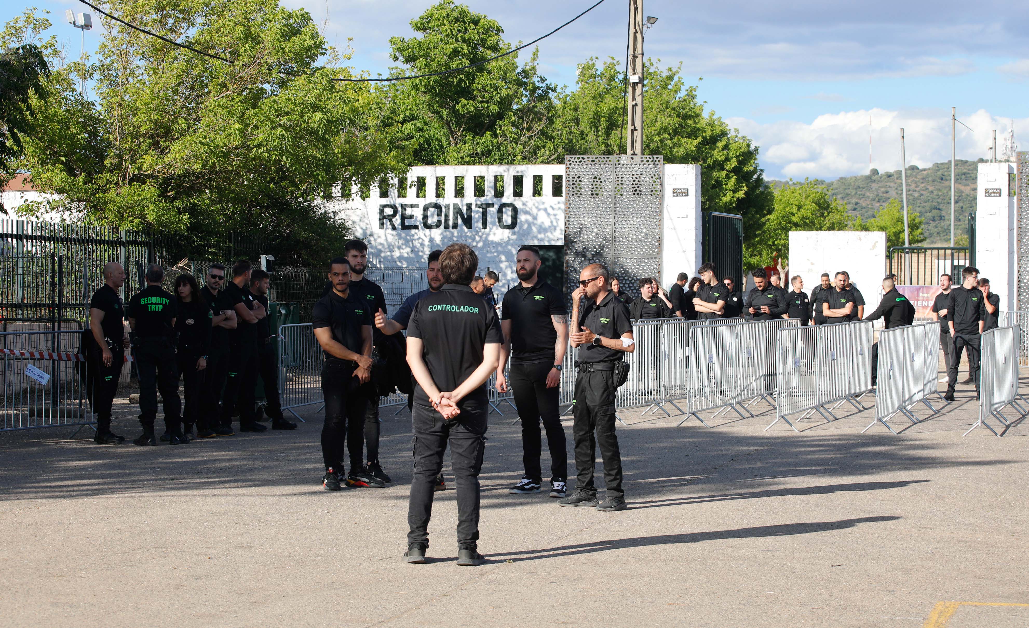 Fotos | Así viven la previa del concierto en Cáceres los fans de Los Robe (I)