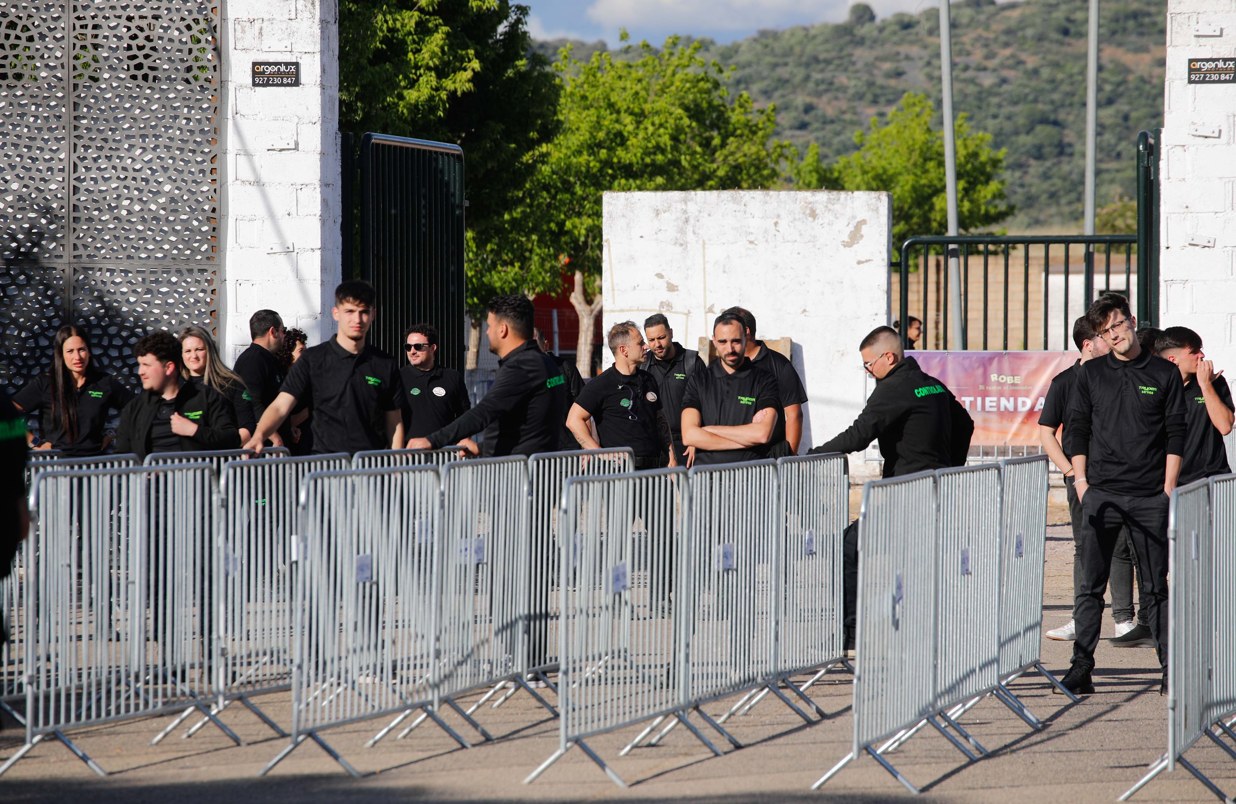 Fotos | Así viven la previa del concierto en Cáceres los fans de Los Robe (I)