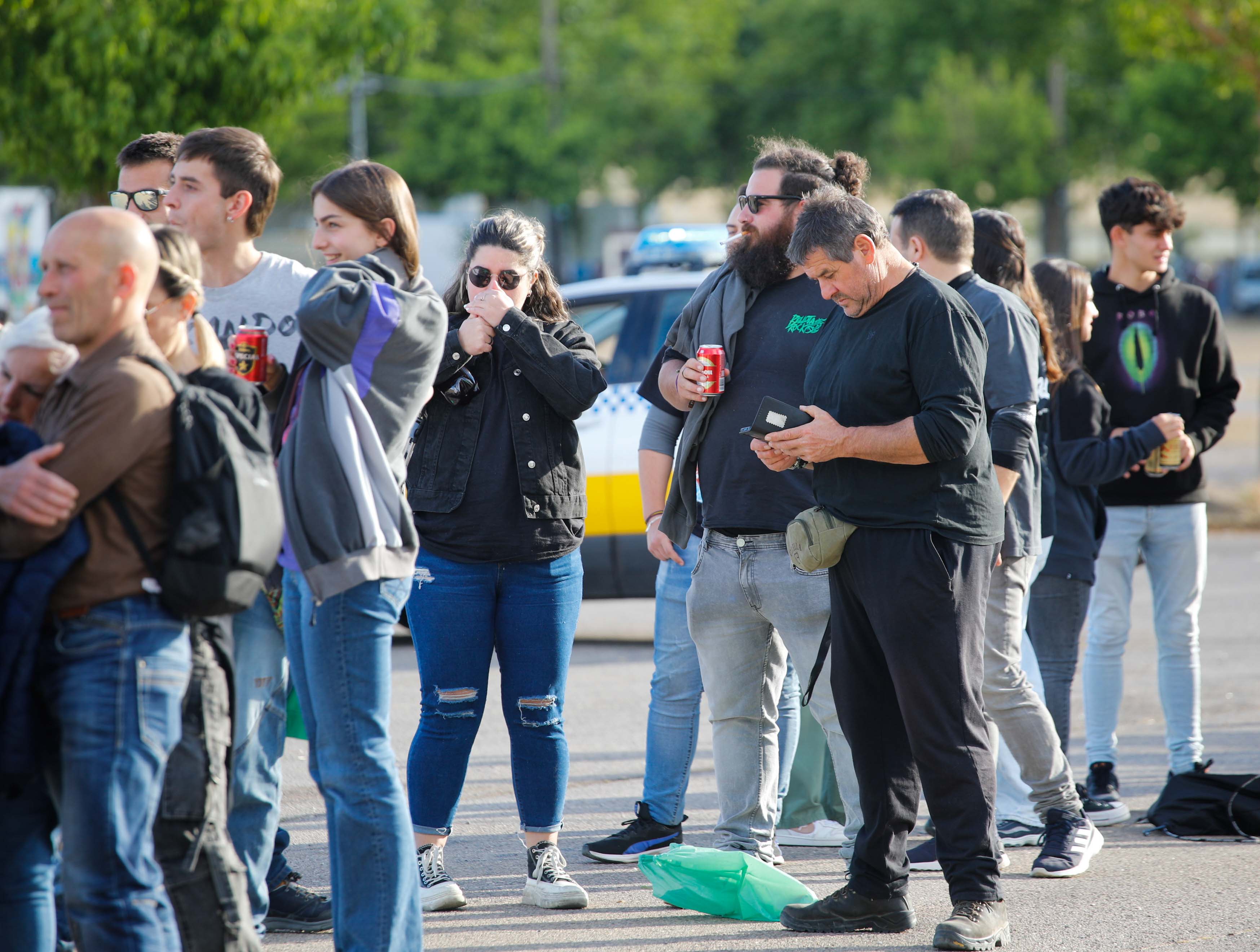 Fotos | Así viven la previa del concierto en Cáceres los fans de Los Robe (I)