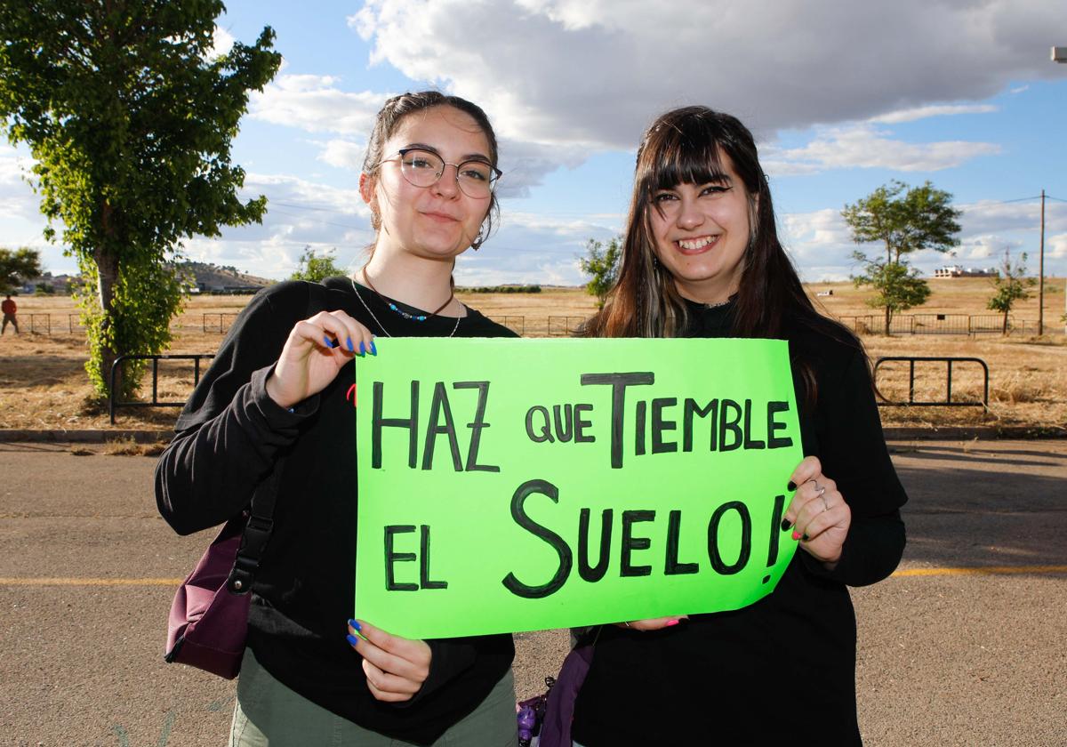 Fotos | Así viven la previa del concierto en Cáceres los fans de Los Robe (I)