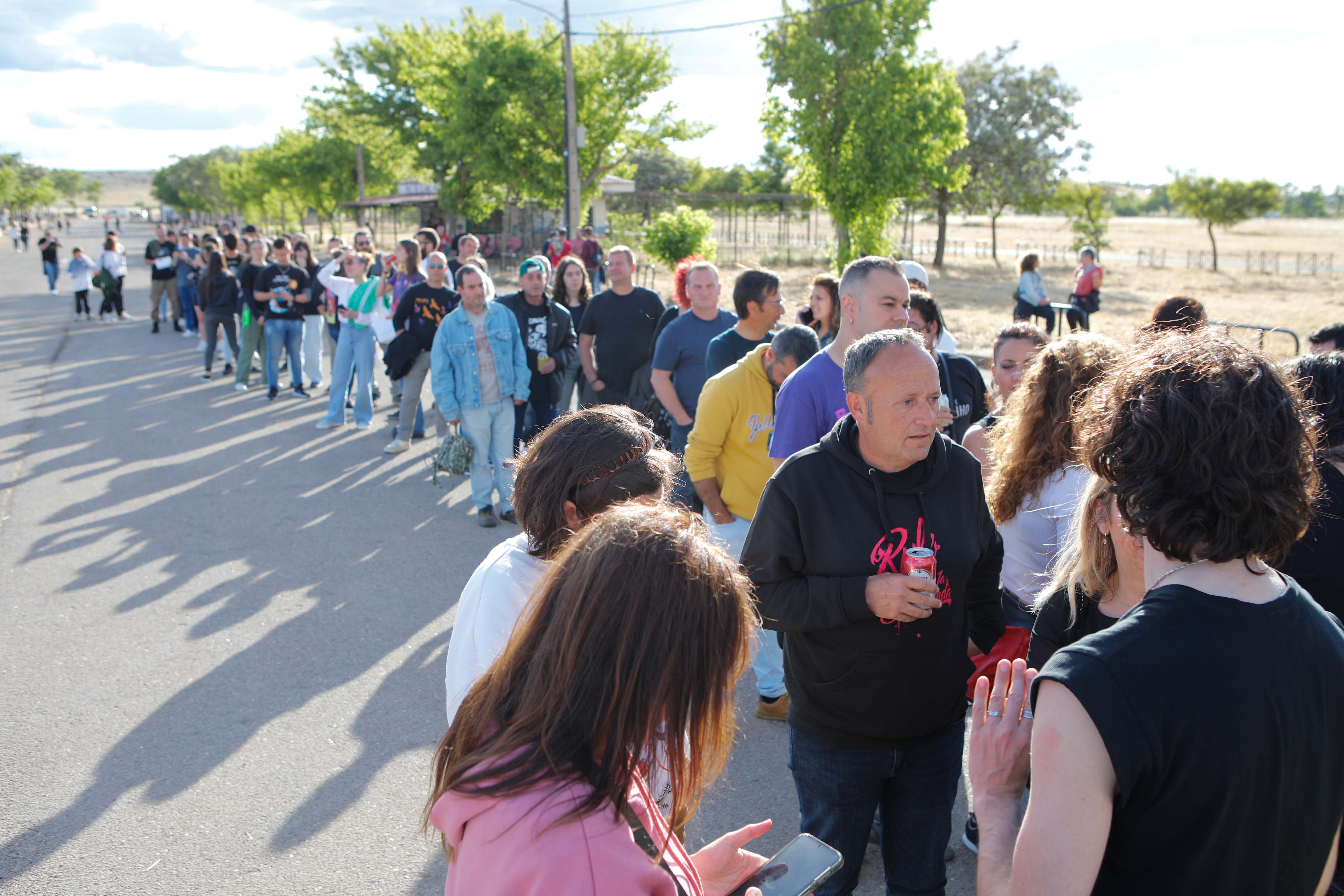 Fotos | Así viven la previa del concierto en Cáceres los fans de Los Robe (I)