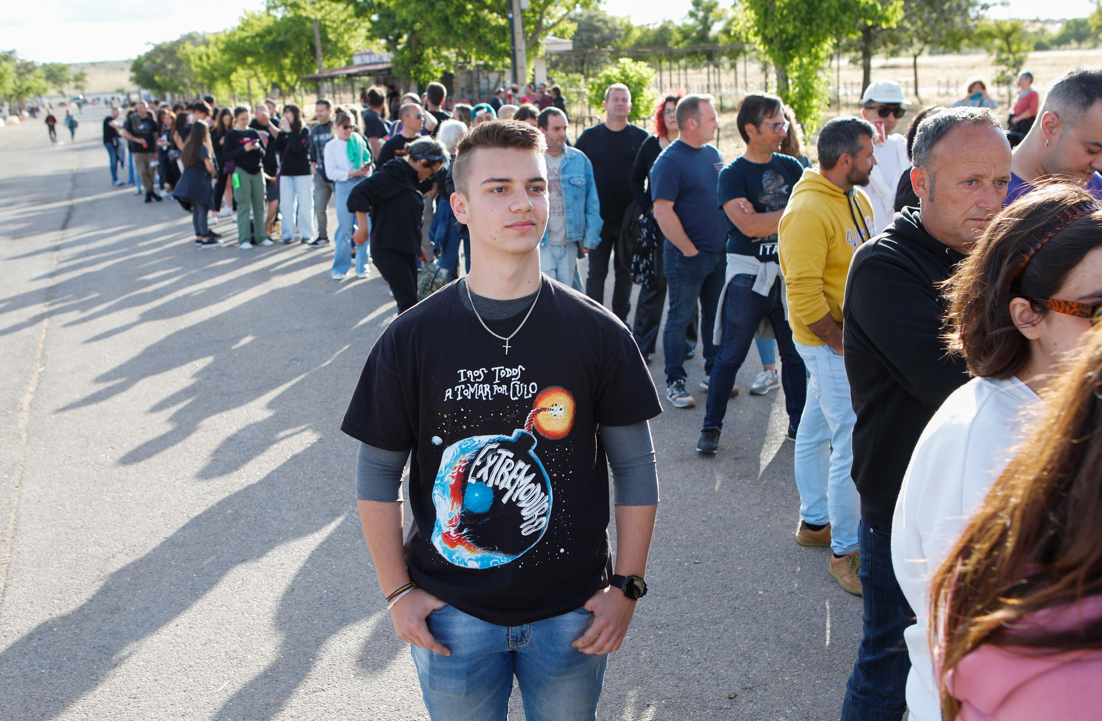 Fotos | Así viven la previa del concierto en Cáceres los fans de Los Robe (I)