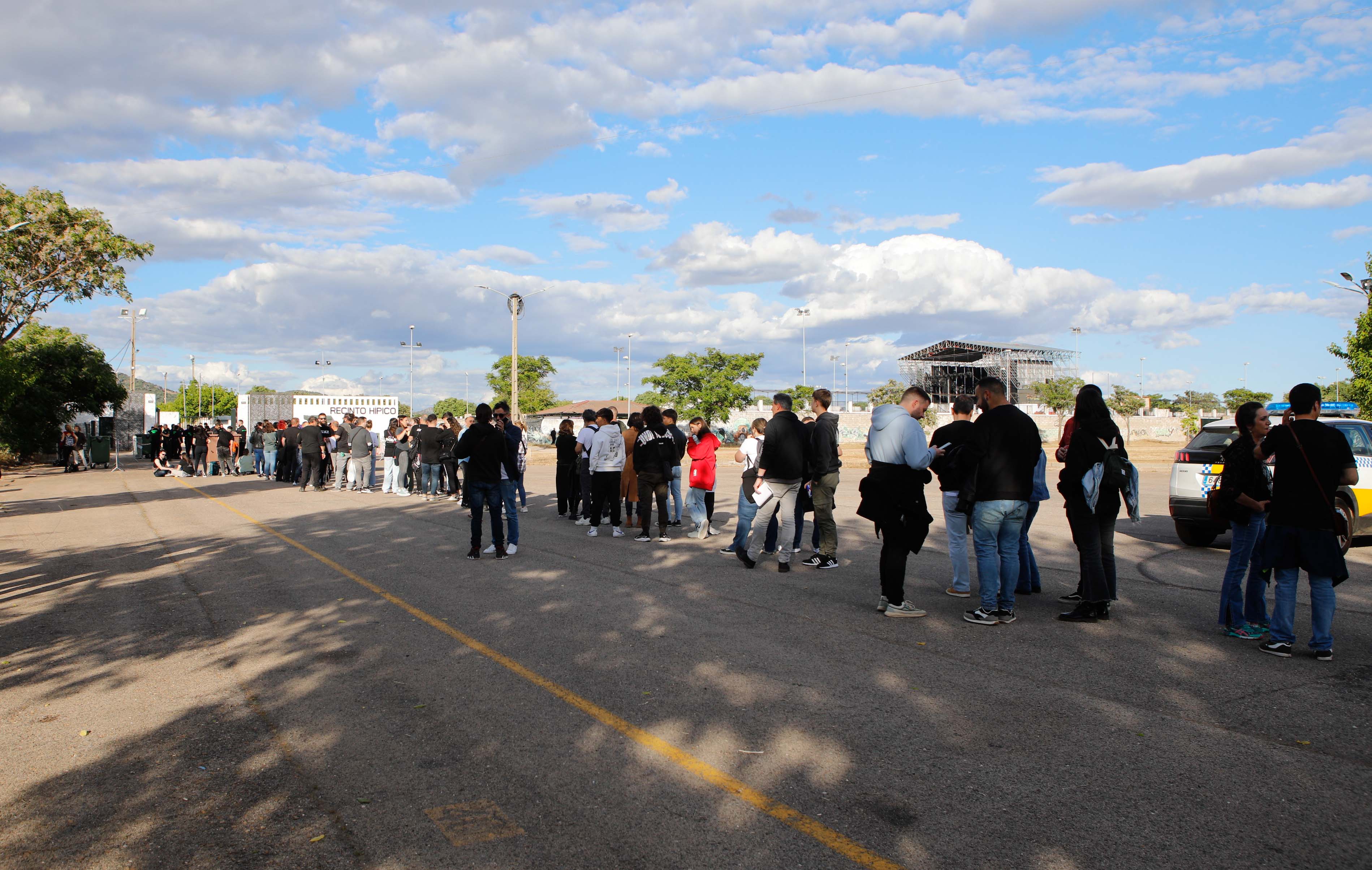 Fotos | Así viven la previa del concierto en Cáceres los fans de Los Robe (I)