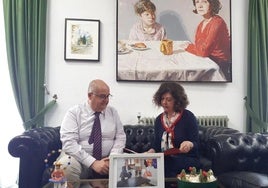 El alcalde de Zafra, Juan Carlos Fernández, junto a la secretaria del jurado, Estrella Claver.