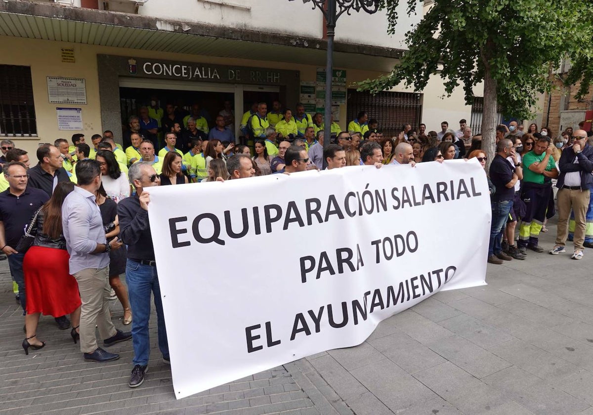 Protesta de trabajadores del Ayuntamiento de Badajoz.