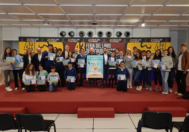 Los concursantes en la final del certamen 'Está en los libros'.