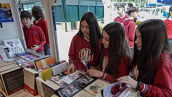La cantera de lectores llena la Feria del Libro de Badajoz