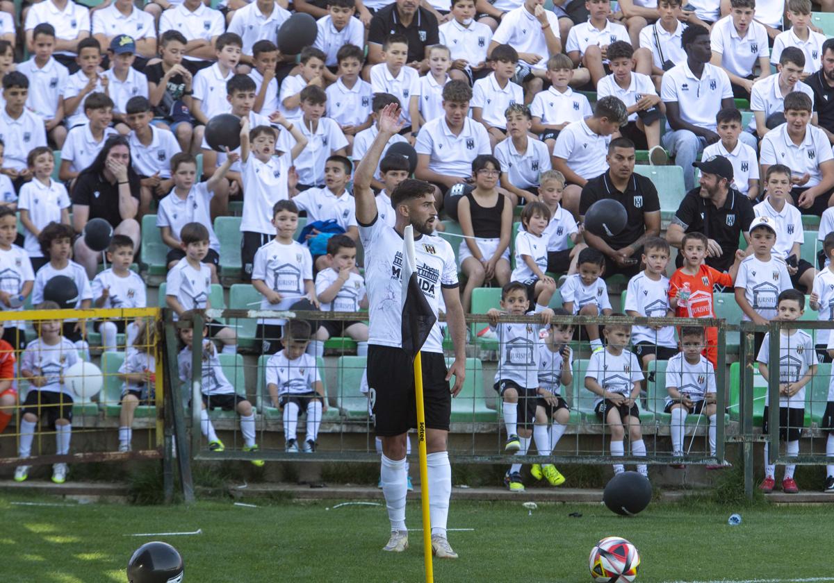 Chuma se dispone a sacar un córner con toda la cantera a su espalda.