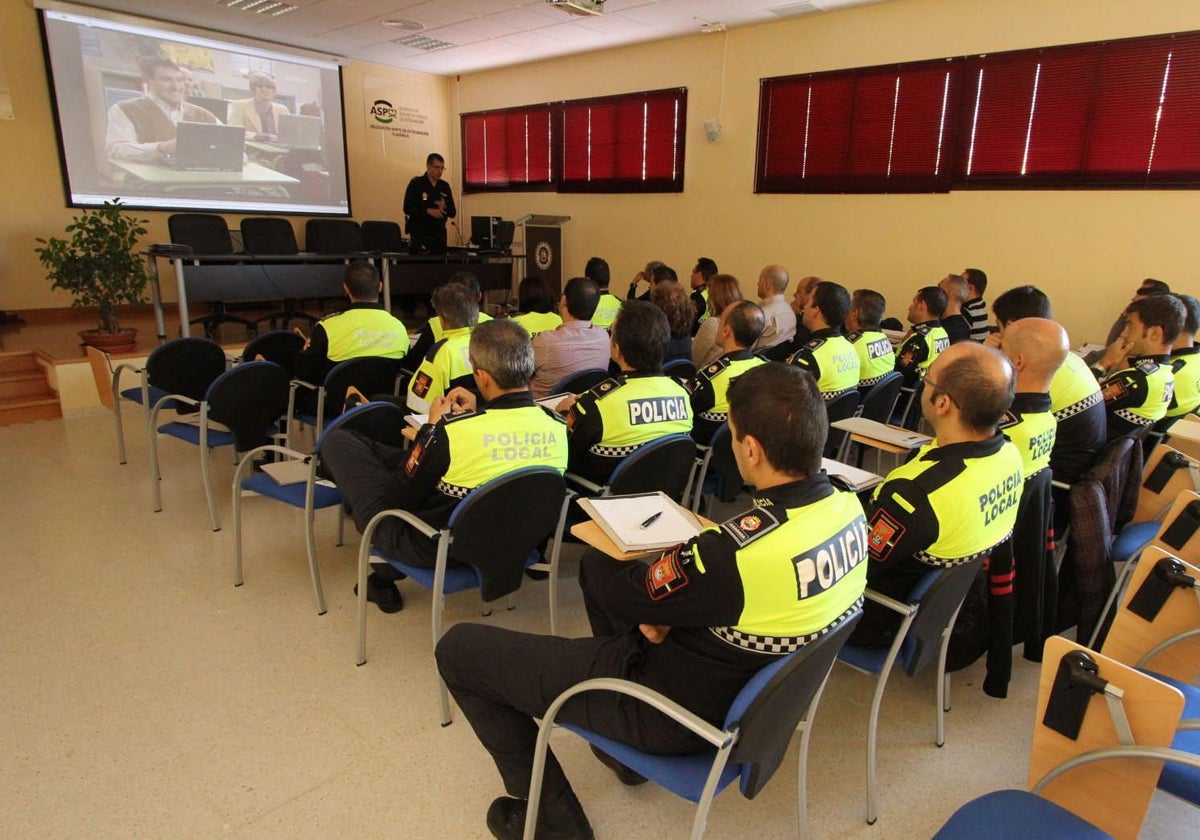 Agentes durante un curso en la Academia de Seguridad Pública de Extremadura, en Badajoz.