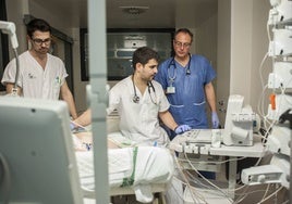 Personal del SES en el Hospital Universitario de Badajoz, en una imagen de archivo.