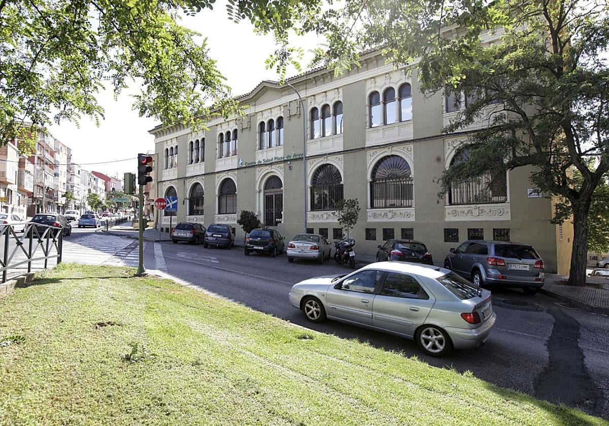 Fachada principal del centro de salud Plaza de Argel.