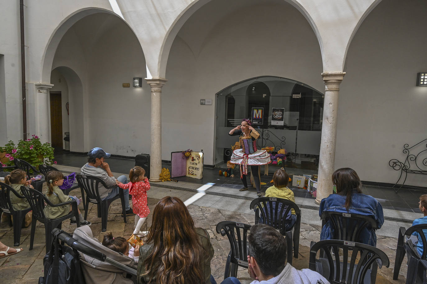 Cuentacuentos infantil en el Museo Luis de Morales esta mañana de sábado.