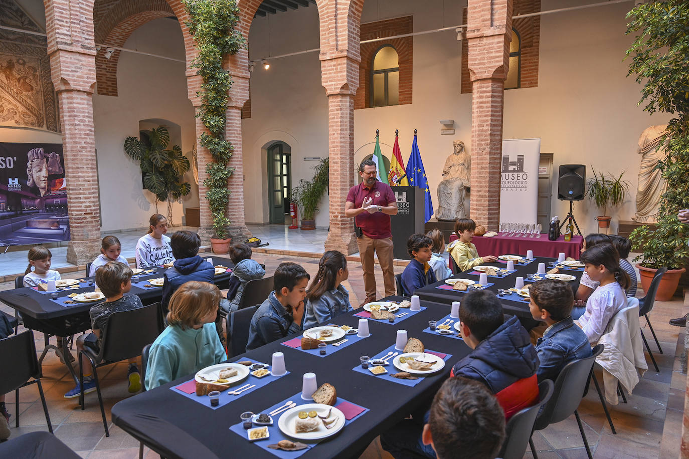 El Museo Arqueológico Provincial de Badajoz organizó este sábado dos talleres de arqueología gastronómica.