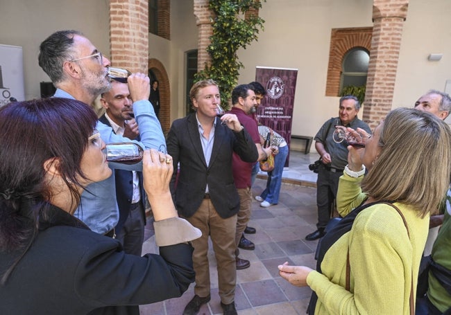 El director general de Cultura, el director del museo y el alcalde prueban los vinos romanos junto a otros asistentes al acto institucional por el Día Internacional de Museos.