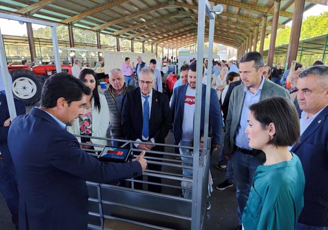 Las autoridades visitando las instalaciones