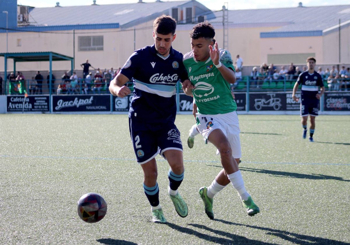 Manu Martín e Isma en acción pugnan por el balón.