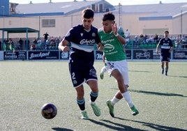 Manu Martín e Isma en acción pugnan por el balón.